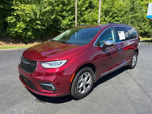 Used 2023 Chrysler Pacifica Limited AWD/4WD image 13