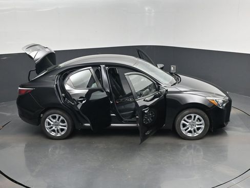 Used 2017 Toyota Yaris iA image 18