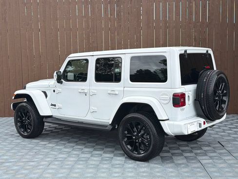 Used 2022 Jeep Wrangler Unlimited Sahara AWD/4WD image 16