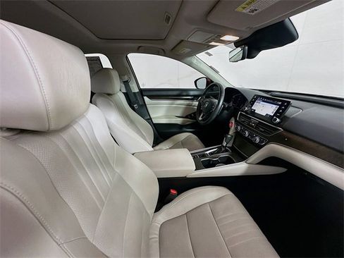 Used 2018 Honda Accord Touring image 30