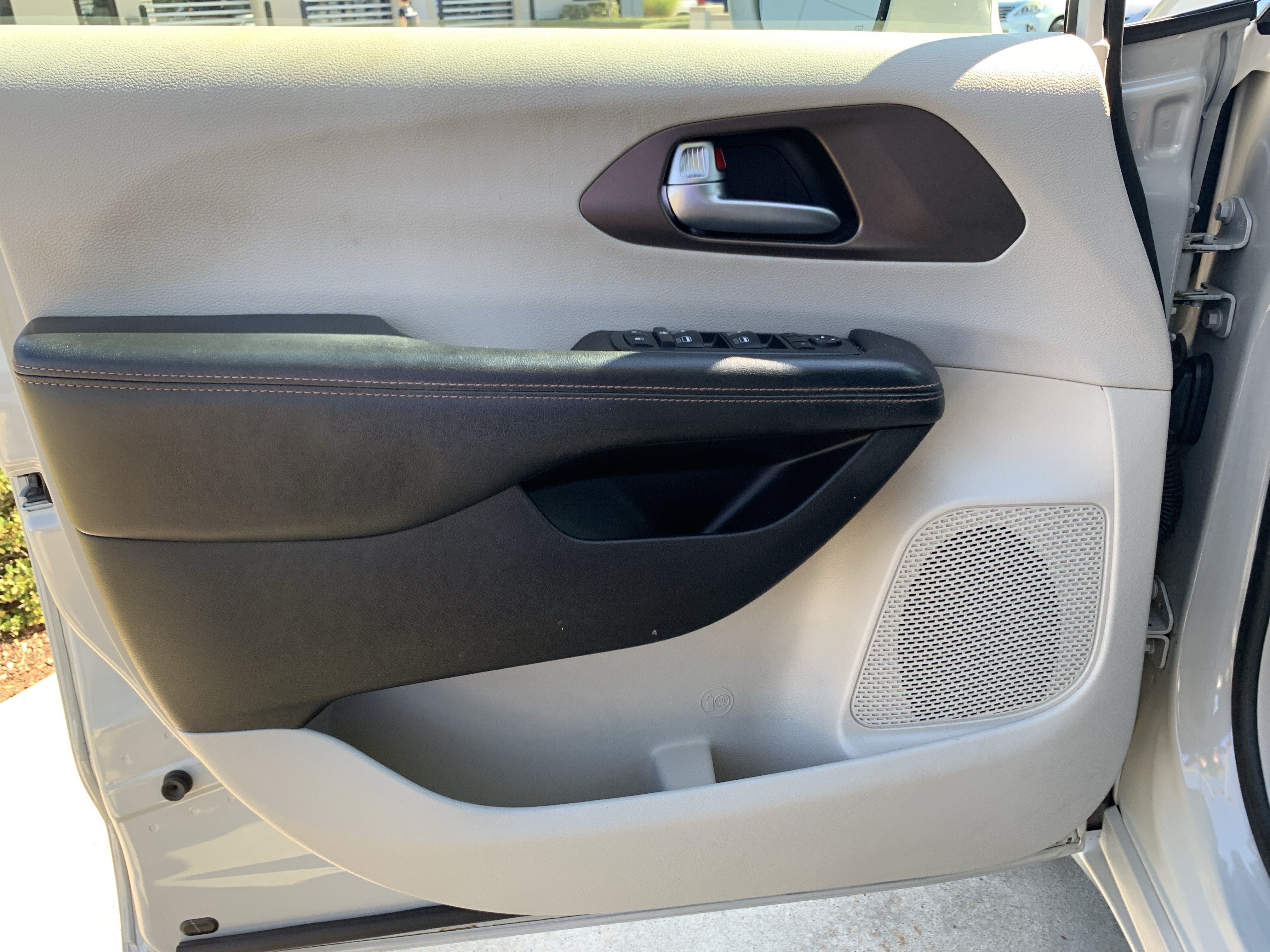 Used 2019 Chrysler Pacifica Touring-L Plus w/ Advanced Safetytec Group FWD image 14