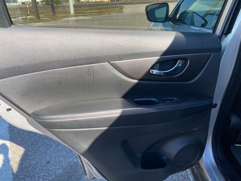 Used 2015 Nissan Rogue SV image 12