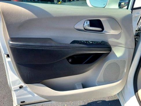 Used 2018 Chrysler Pacifica Touring Plus image 16