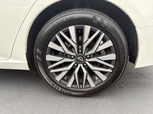 Used 2025 Nissan Altima 2.5 SV FWD image 11