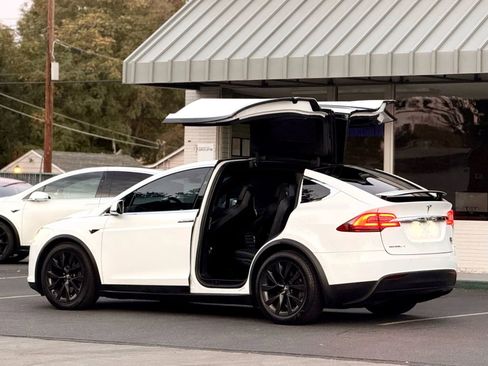 Used 2016 Tesla Model X 75D image 7