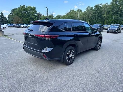 Used 2022 Toyota Highlander XLE AWD/4WD image 3
