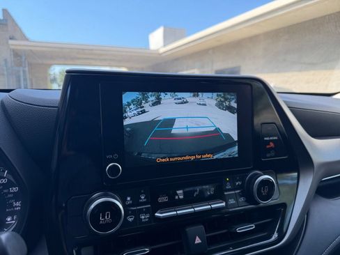 Used 2025 Toyota Highlander LE FWD image 25