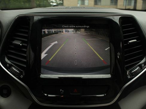 Used 2019 Jeep Cherokee Limited AWD/4WD image 37