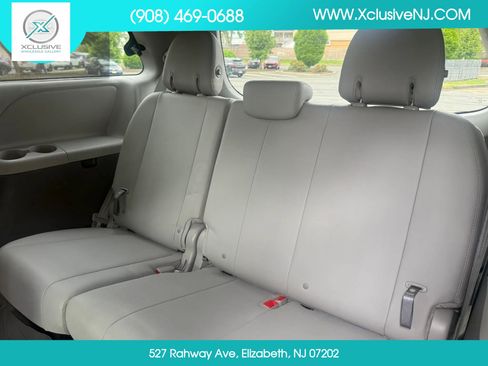 Used 2018 Toyota Sienna XLE Premium AWD/4WD image 26