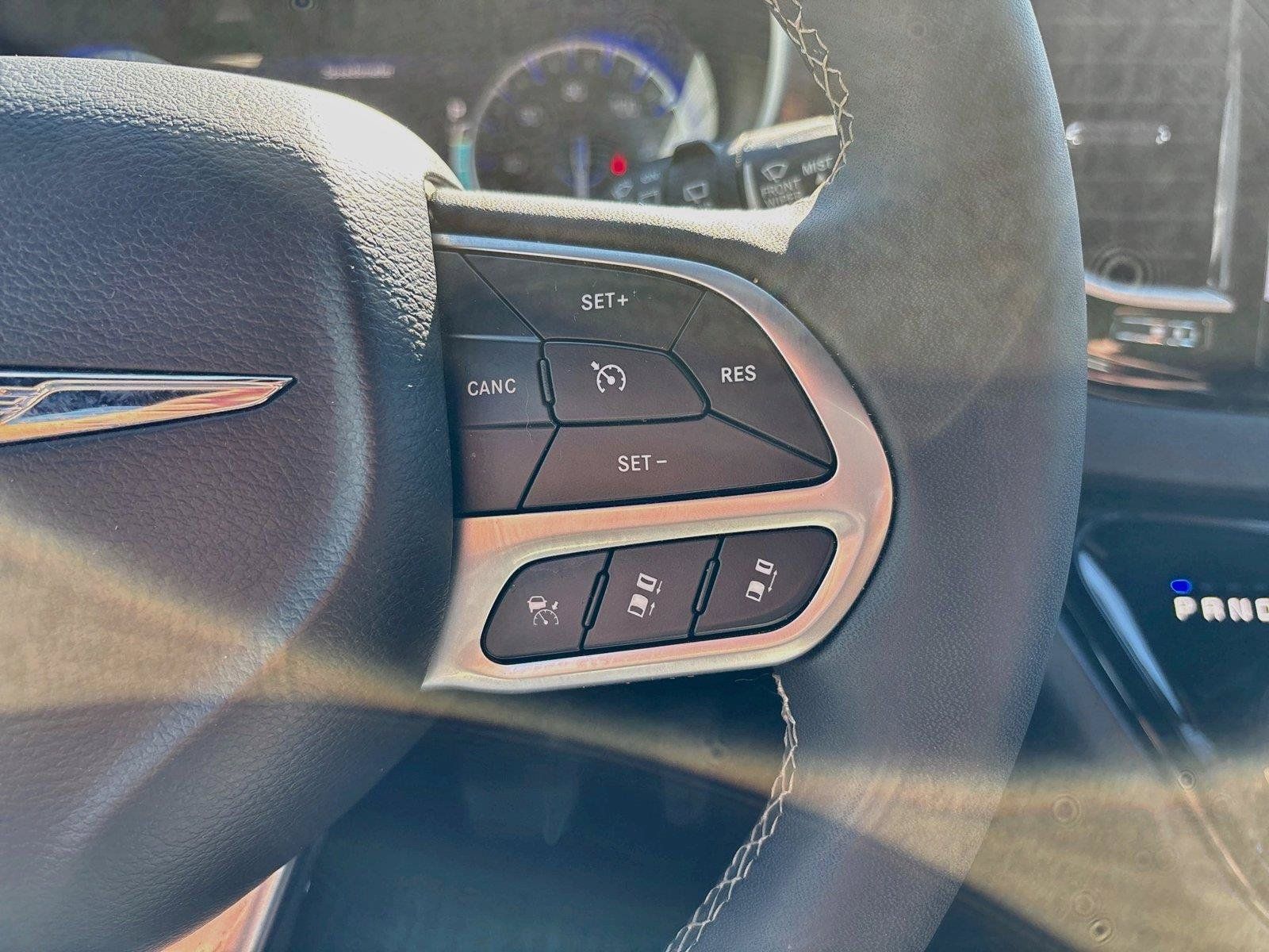 Certified 2025 Chrysler Pacifica Select FWD image 33