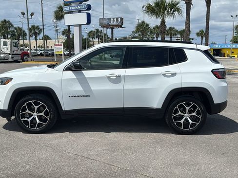 Used 2024 Jeep Compass Latitude AWD/4WD image 3