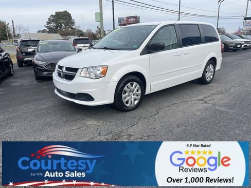 Used 2017 Dodge Grand Caravan SE image 2