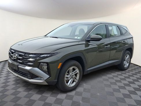 Used 2025 Hyundai Tucson SE image 3