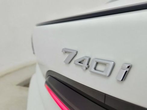 Used 2023 BMW 740i w/ Executive Package image 18