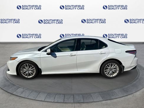 Used 2018 Toyota Camry XLE FWD image 3