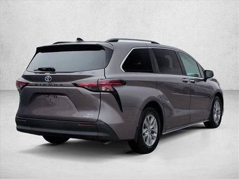 Used 2022 Toyota Sienna XLE w/ XLE Plus Package image 5