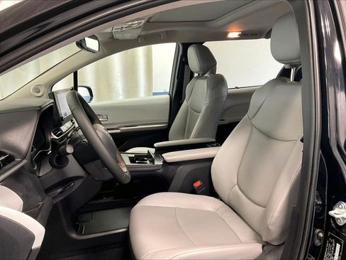 Used 2025 Toyota Sienna XLE w/ XLE Plus Package AWD/4WD image 10