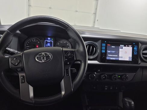 Used 2018 Toyota Tacoma TRD Sport image 12
