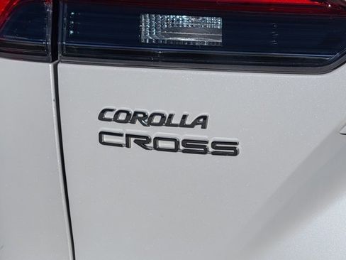 Used 2022 Toyota Corolla Cross XLE image 11