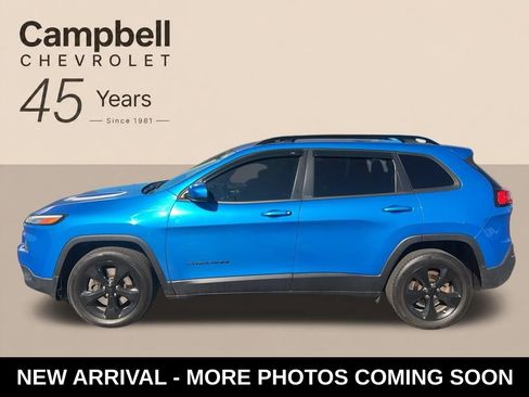 Used 2018 Jeep Cherokee Latitude w/ Altitude Package FWD image 2