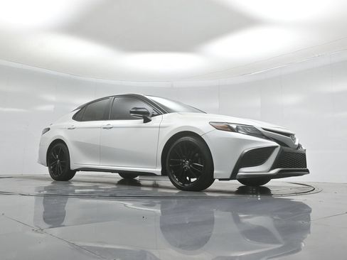 Used 2021 Toyota Camry XSE w/ Navigation Package FWD image 4