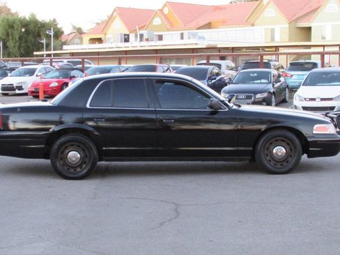 Used 2005 Ford Crown Victoria Police Interceptor image 5