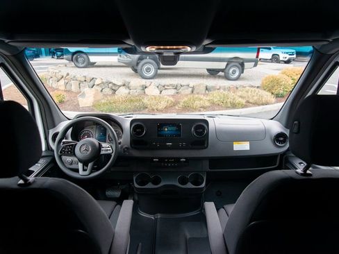 Used 2024 Mercedes-Benz Sprinter 2500 image 26