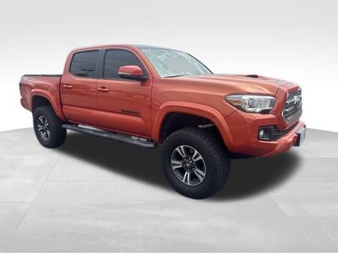 Used 2017 Toyota Tacoma TRD Sport w/ Premium & Technology Package AWD/4WD image 4