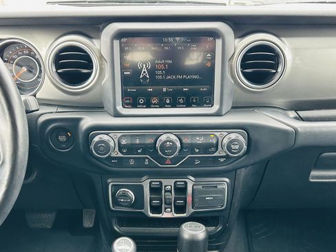 Used 2019 Jeep Wrangler Unlimited Sahara AWD/4WD image 16