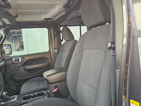 Used 2018 Jeep Wrangler Unlimited Sport S AWD/4WD image 25
