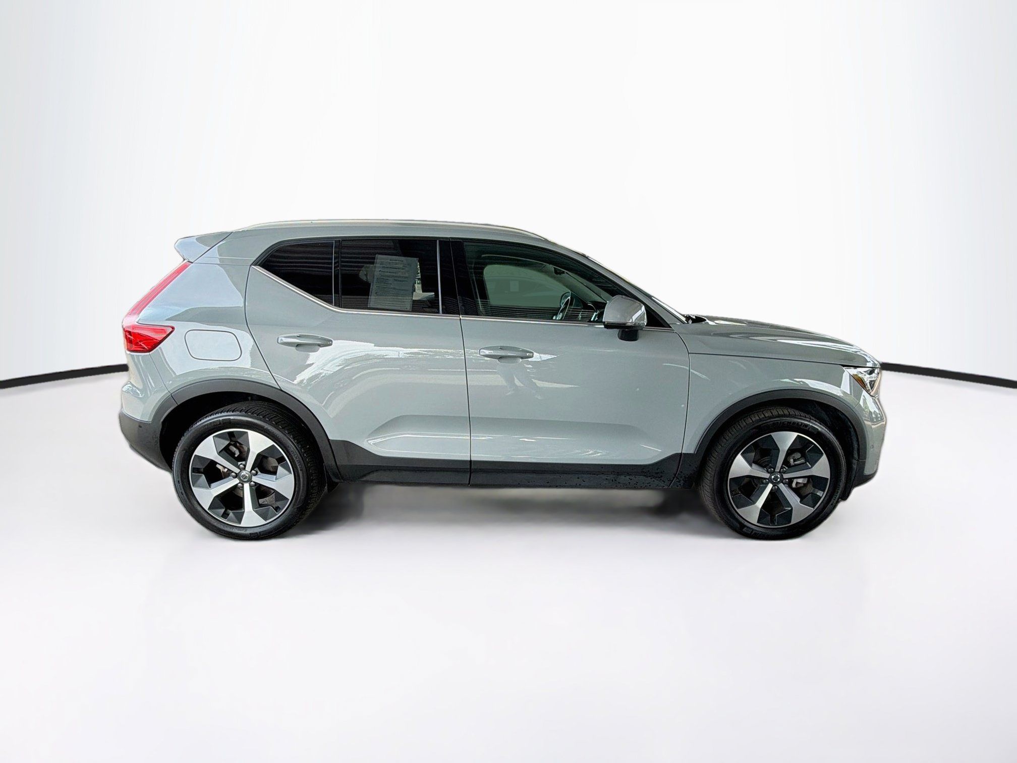 Used 2025 Volvo XC40 B5 Plus AWD/4WD image 10