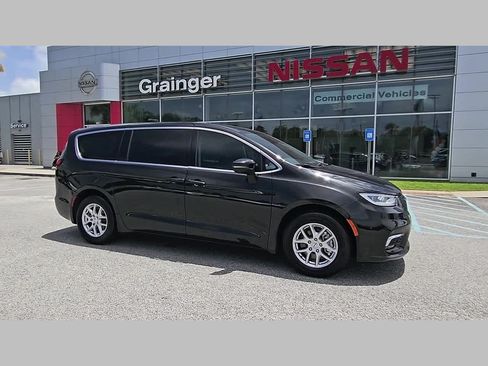 Used 2023 Chrysler Pacifica Touring-L w/ Uconnect Theater Family Group FWD image 38