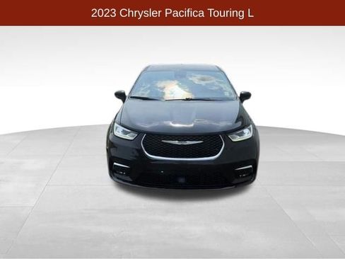 Used 2023 Chrysler Pacifica Touring-L FWD image 2