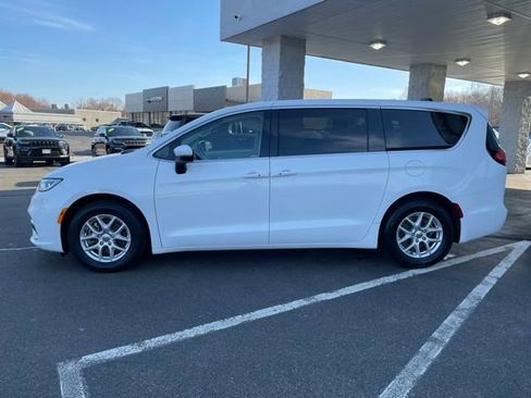 Used 2023 Chrysler Pacifica Touring-L FWD image 8