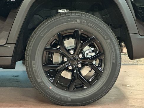 New 2025 Jeep Grand Cherokee Altitude image 24