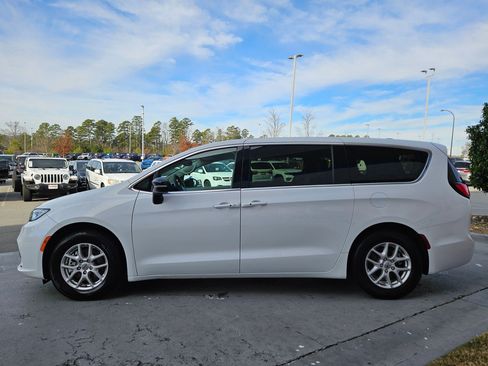 Used 2024 Chrysler Pacifica Touring-L image 4