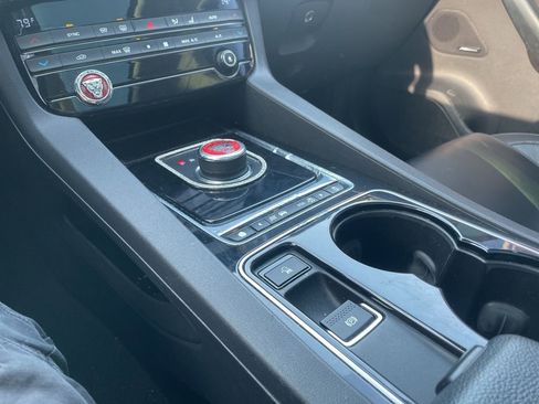 Used 2017 Jaguar F-PACE Prestige image 25