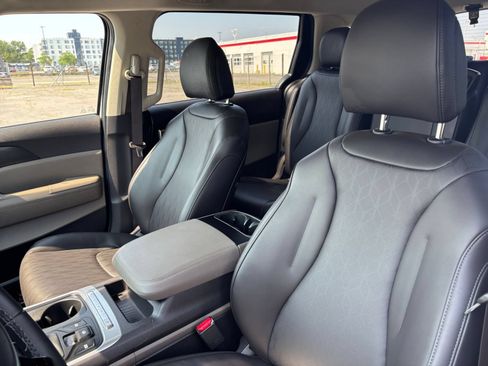 Used 2026 Kia Carnival FWD image 35