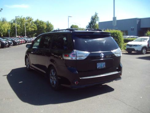 Used 2012 Toyota Sienna SE FWD image 3