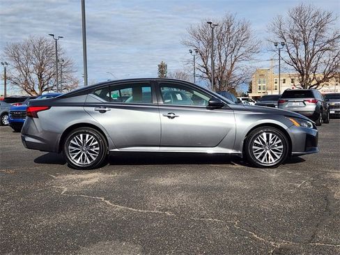 Used 2023 Nissan Altima 2.5 SV image 2