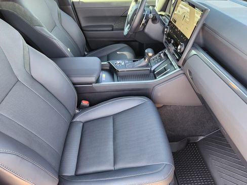 Used 2025 Lexus GX 550 image 18