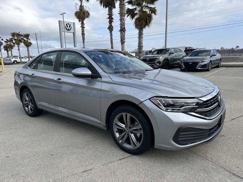 Used 2024 Volkswagen Jetta SE FWD image 3