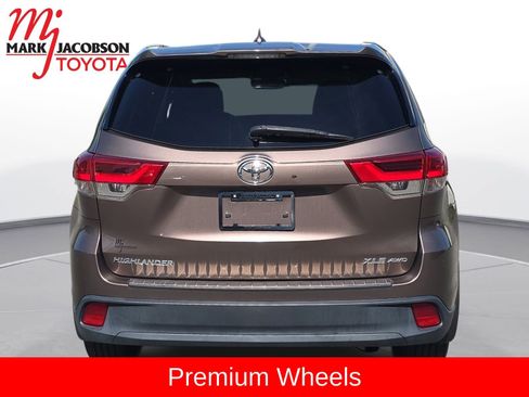 Used 2017 Toyota Highlander XLE AWD/4WD image 11