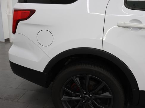 Used 2017 Ford Explorer XLT w/ XLT Appearance Package AWD/4WD image 26