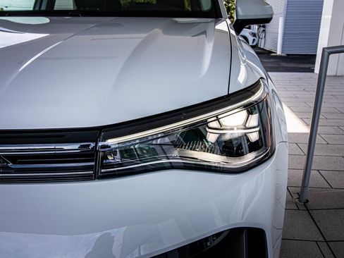 New 2026 Volkswagen Taos SE image 9