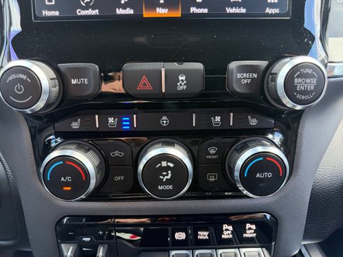 Used 2022 RAM 2500 Laramie w/ Night Edition AWD/4WD image 14