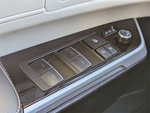 Used 2025 Toyota Sienna Limited image 32