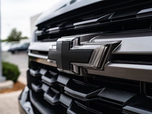 Used 2022 Chevrolet Colorado Z71 AWD/4WD image 3