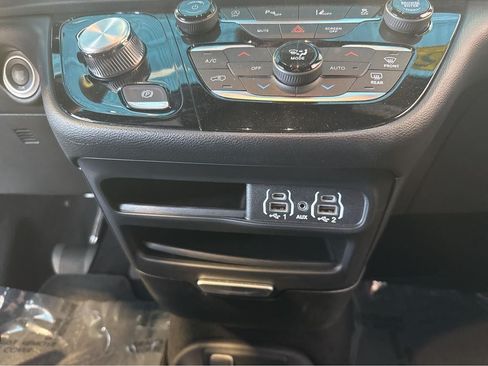 Used 2025 Chrysler Pacifica Select FWD image 25