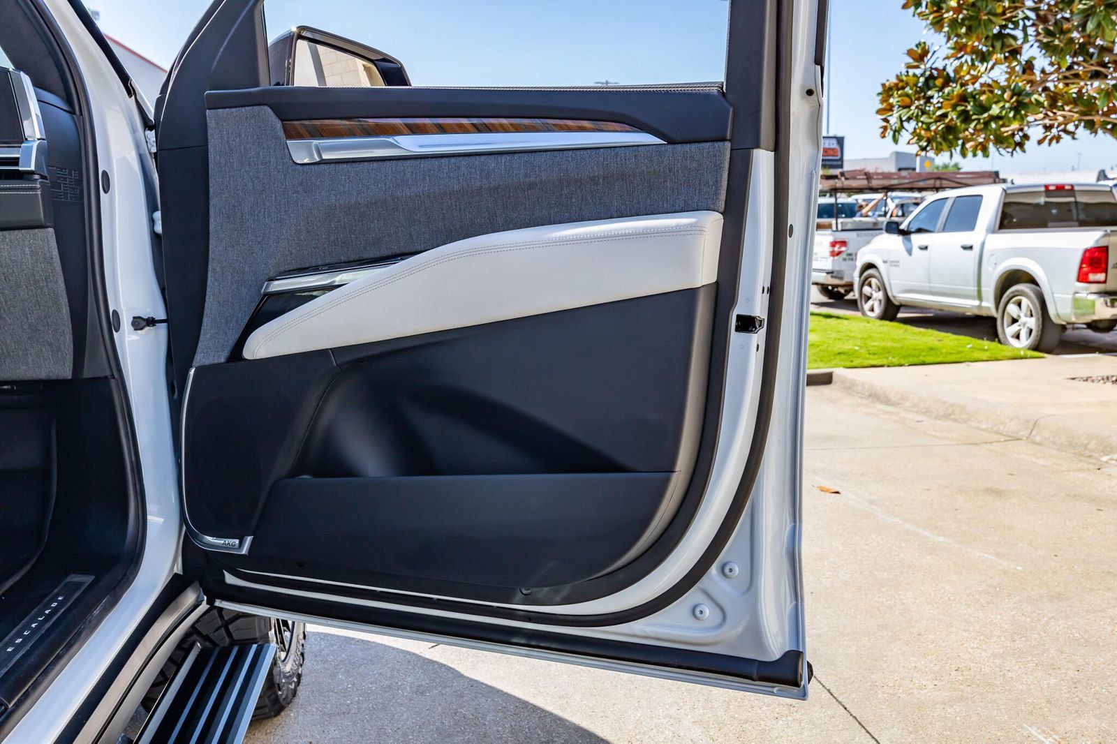 Used 2026 Cadillac Escalade Platinum Sport w/ LPO, Floor Liner Package AWD/4WD image 41
